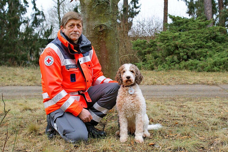 DRKler mit Rettungshund