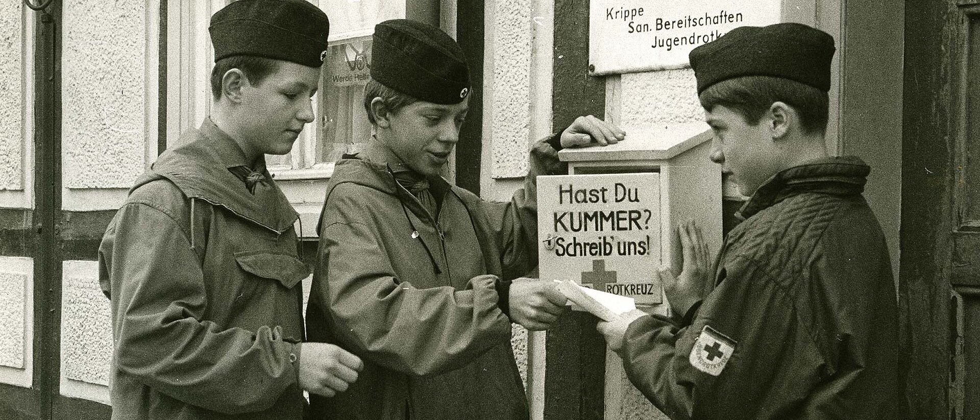 Drei Jungen vom JRK leeren Kummerbriefkasten