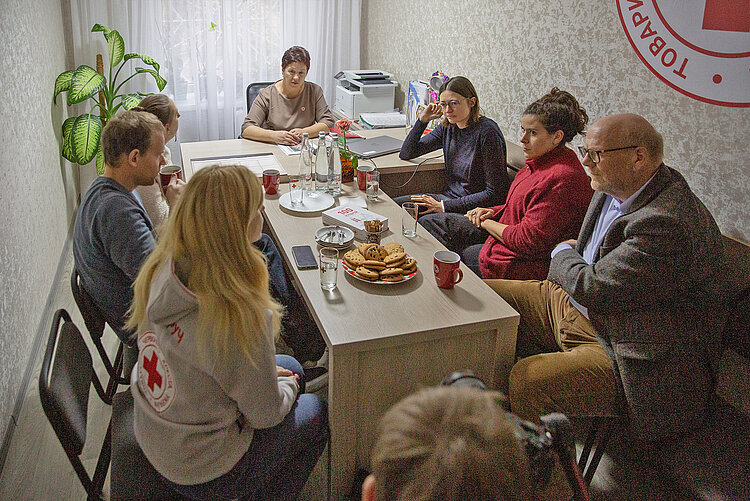 In Rivne trifft die DRK-Delegation auf den Kreisverband des Ukrainischen Kreuzes.