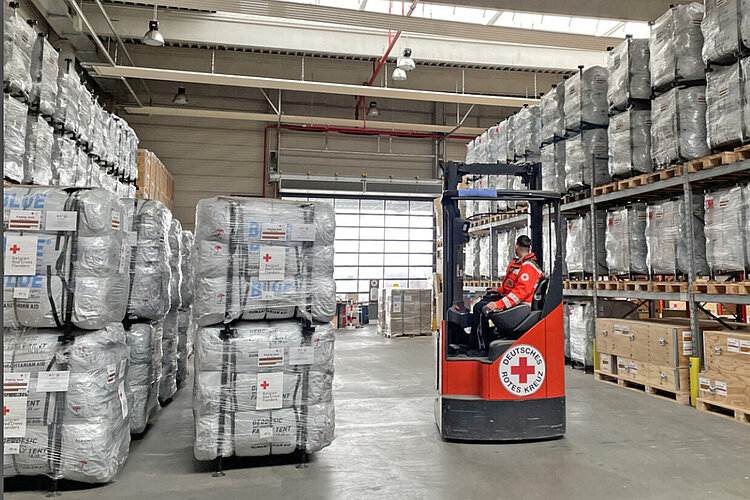 Hilfstransport in den Libanon Verladung von Hilfsgütern für den Libanon