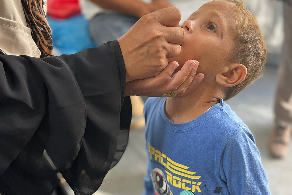 Junge wird gegen Polio geimpft, IKRK Krankenhaus Rafah 