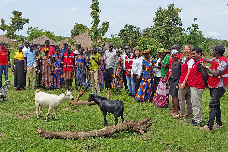 Projektbesuch des DRK in einer Gemeinde mit Kleintierhaltung 