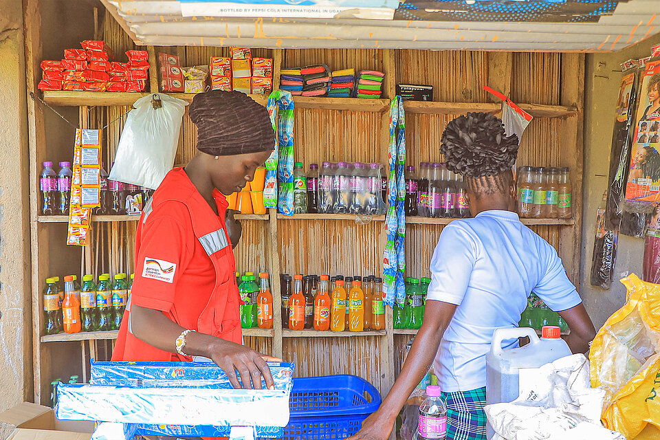 Zwei Frauen in einem Kiosk in Uganda 