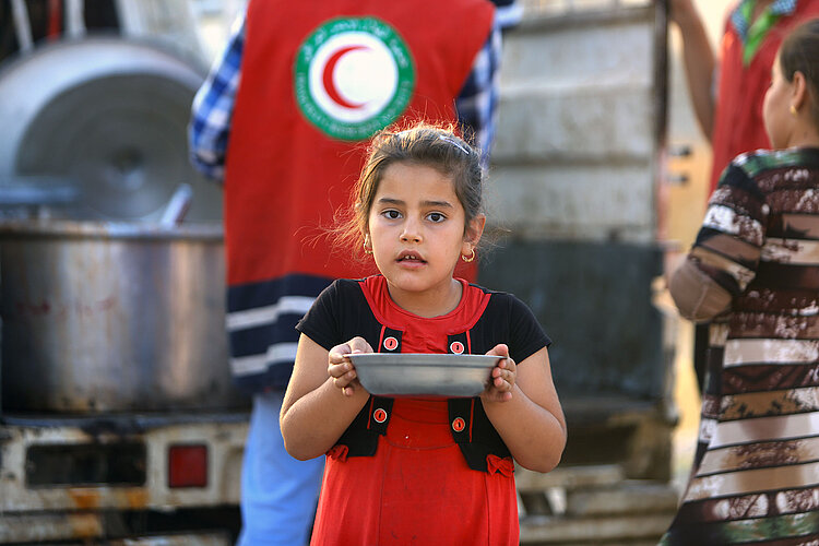 Irak: Versorgung mit Mahzeiten Mädchen mit Metallteller