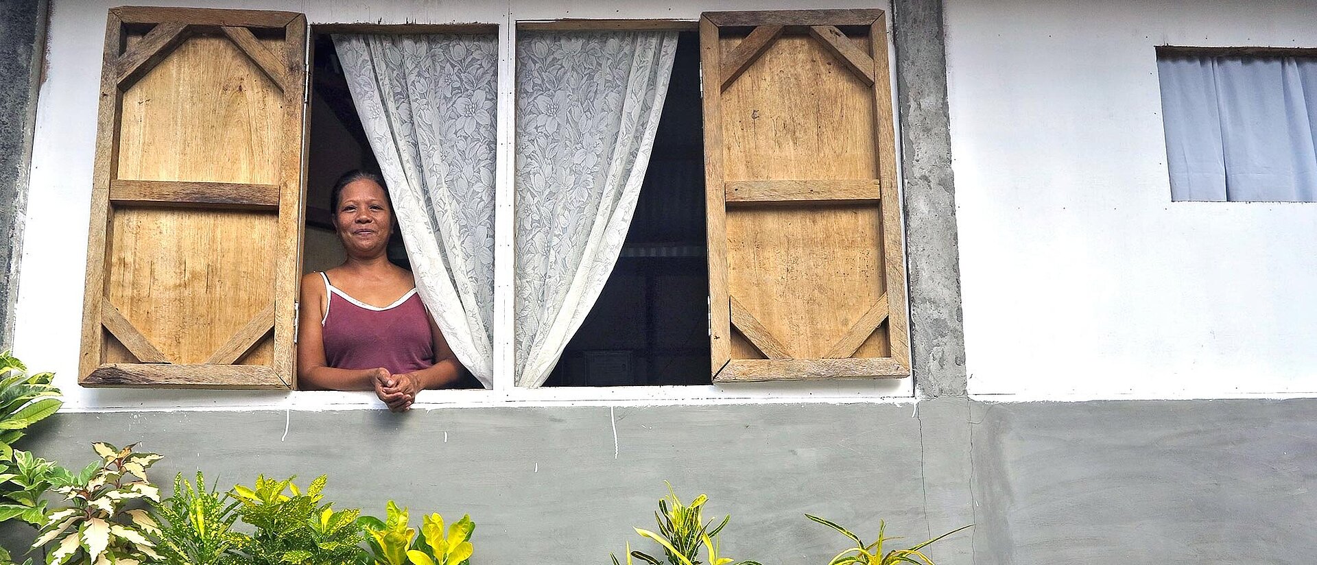 Philippinin schaut aus Fenster