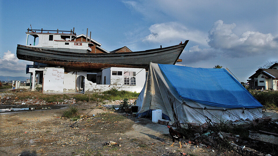 Boot auf dem Dach eines Hauses, Zerstörung