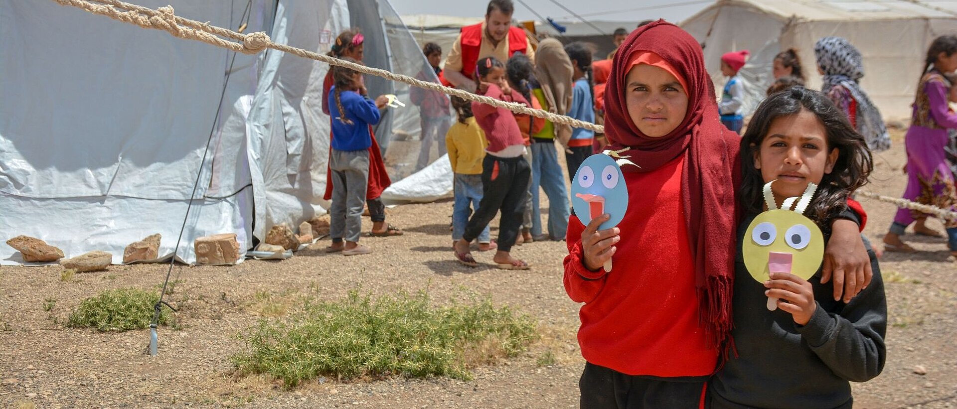 Humanitäre Hilfe in Syrien Zwei Mädchen im Flüchtlingslager in Syrien