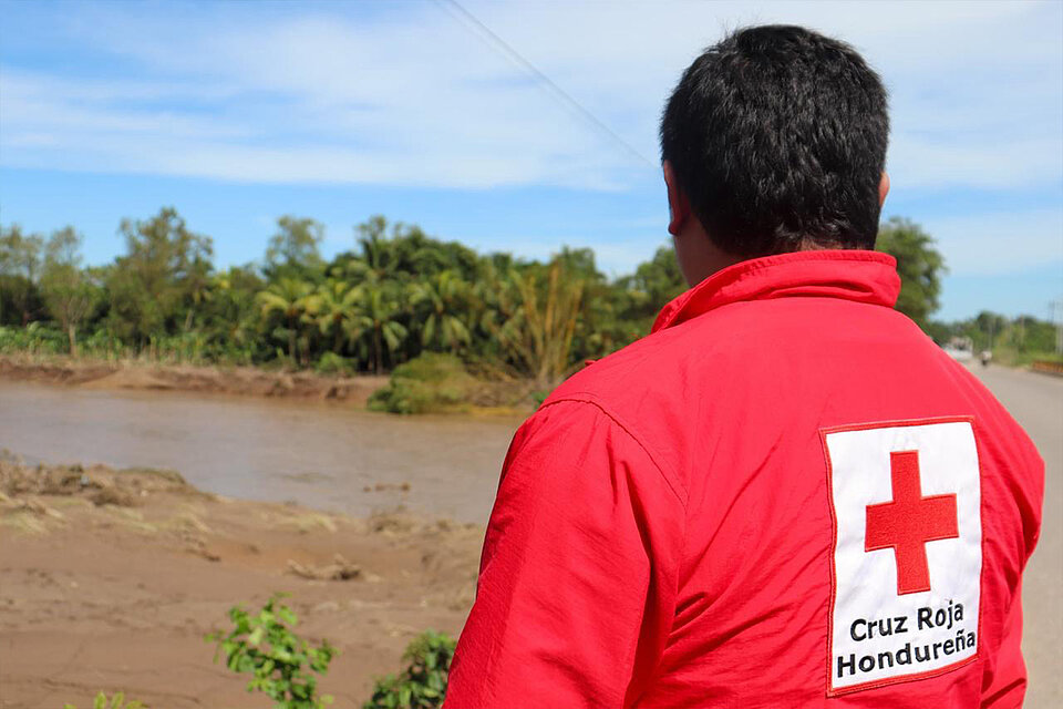 Rotkreuzhelfer blickt auf Überschwemmungsgebiet in Honduras 