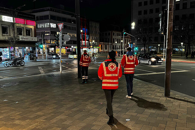 DRK-Helfende an nächtlicher Kreuzung