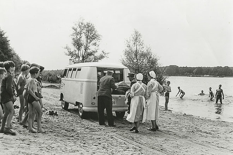 Eine historische Aufnahme eines Krankenabtransports nach einem Badeunfall