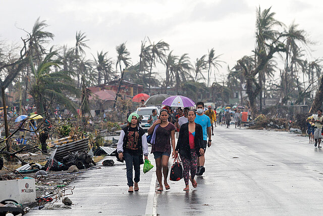 Menschen auf Straße bei Regen und Wind