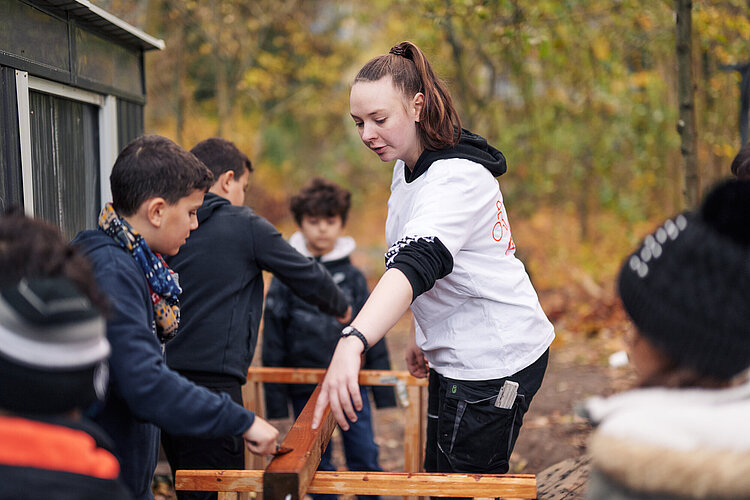 Ehrenamtliches Projekt des DRK Kreisverband Berlin Ehrenamtliches Projekt des DRK Kreisverband Berlin - Nordost im Berliner Bezirk Marzahn. Handwerkliches Arbeiten und Gartenumbau für Kinder, betreut von jungen Freiwilligen