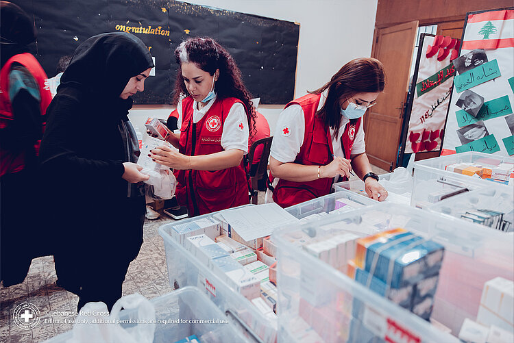 Rotkreuz-Helferinnen geben Medikamente im Libanon aus 