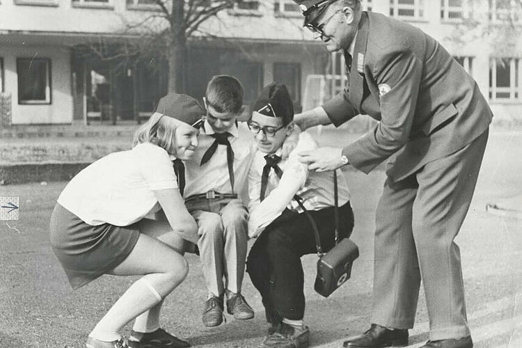 Ein Angehöriger des DRK der DDR und zwei Thälmann-Pioniere üben das Heben eines Jungen, um 1970 (Heinz Hauswald / DRK)