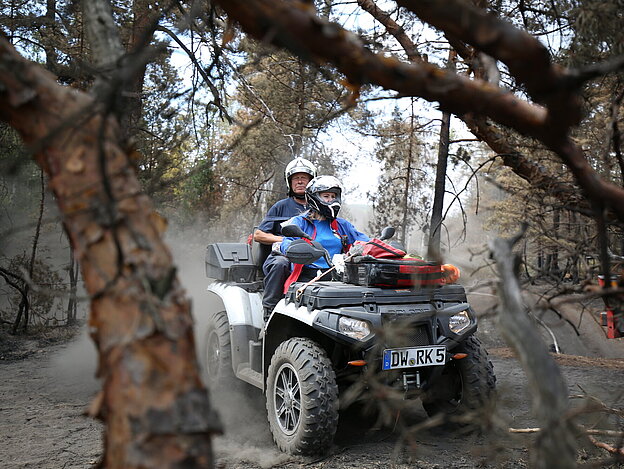 Einsatz von Kräften der Bergwacht des DRK LV Sachsen und der Feuerwehr beim Vegetationsbrand im Nationalpark Sächsische Schweiz. Helfer der Bergwacht unterwegs im All Terrain Vehicle (ATV)