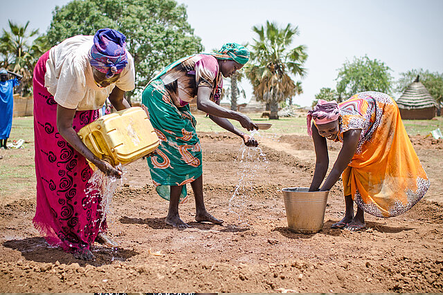 Drei Frauen legen Gemüsegarten im Südsudan an