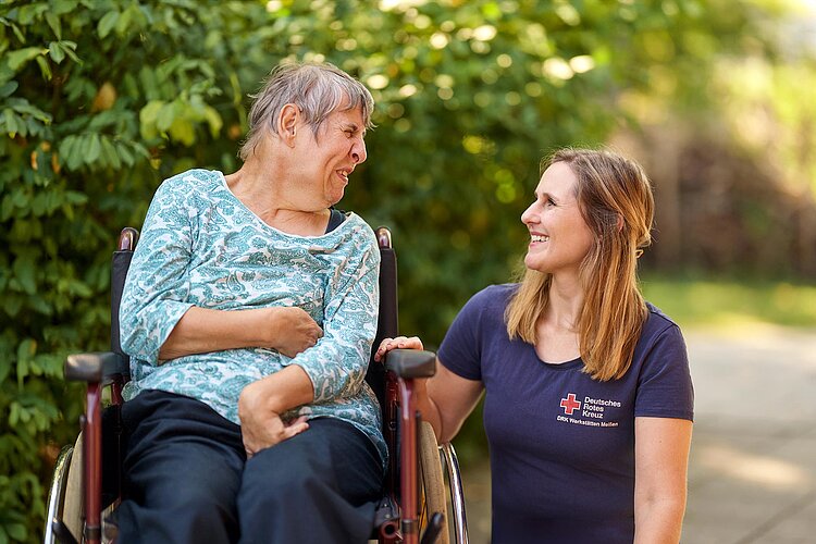 Betreuung DRK-Fachpersonal und behinderte Frau im Rollstuhl