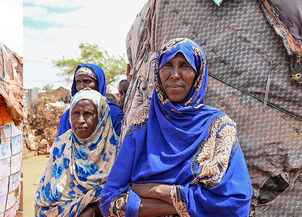 Frauen vor somalischen Behausungen