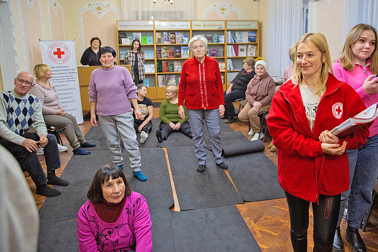 Seniorinnen nehmen an einem Active Aging-Programm des URK teil