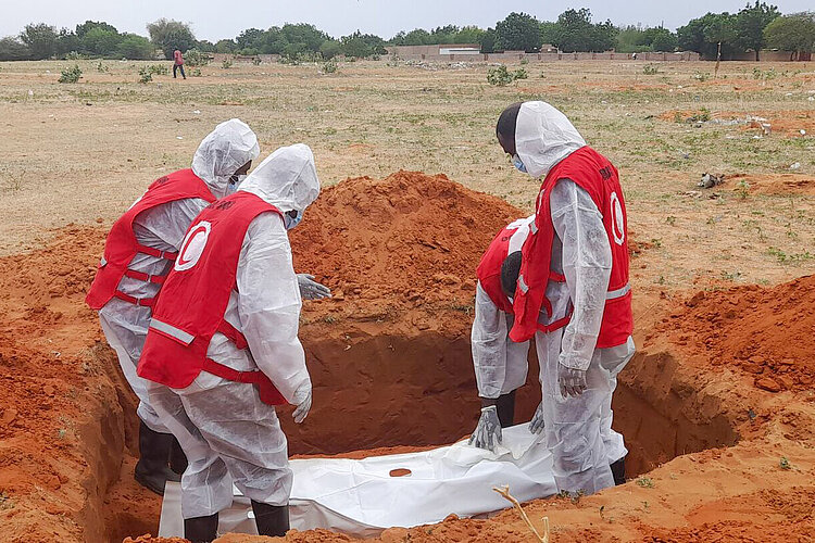 Mitarbeiter des Sudanesischen Roten Halbmonds bei der Bestattung Verstorbener in der Nordkordofan-Region.