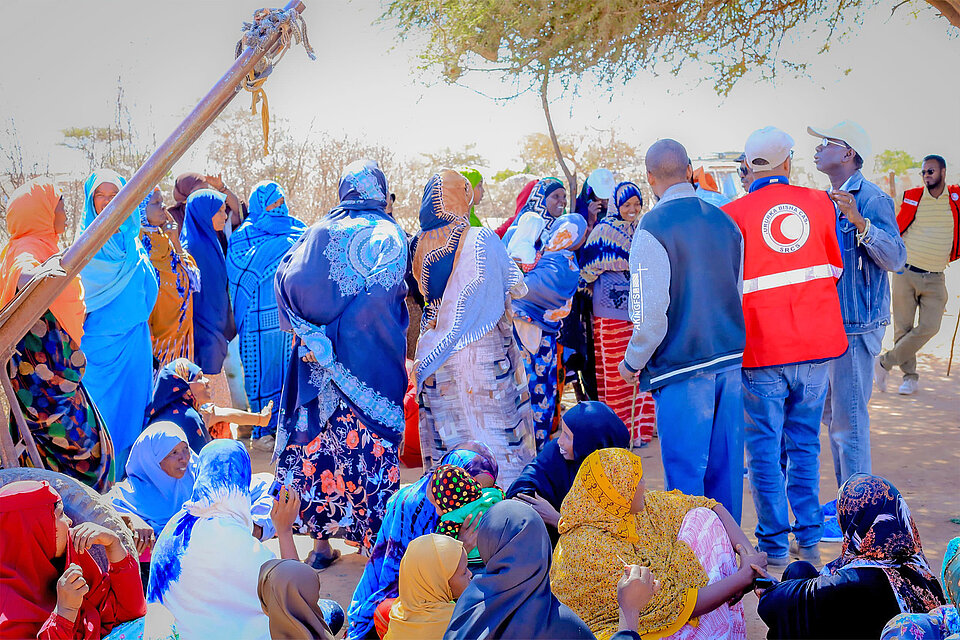 In einer Gemeinde in Somalia werden Chlortabletten verteilt 