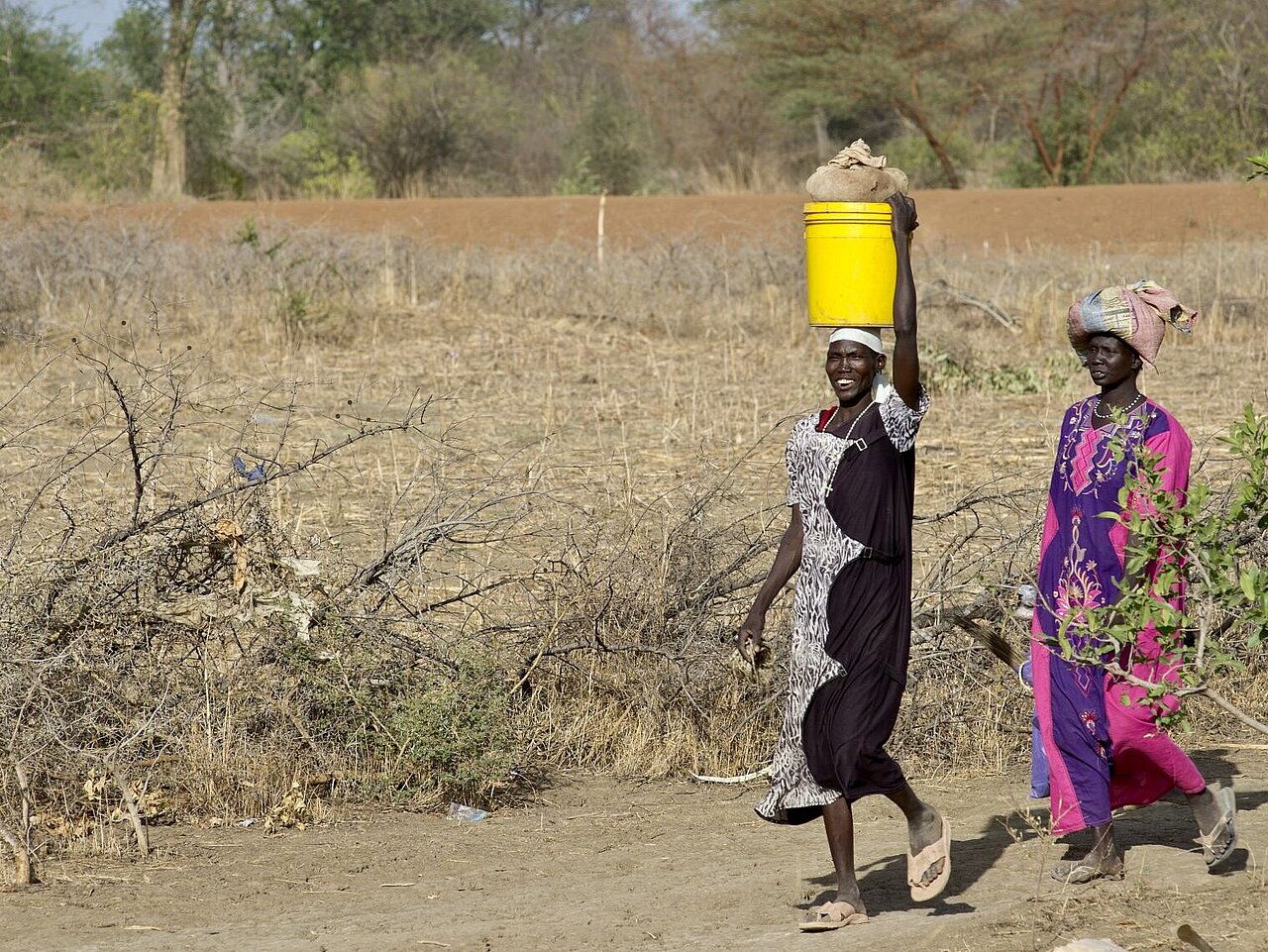 Zwei Frauen mit Wasserkrug im Südsudan 