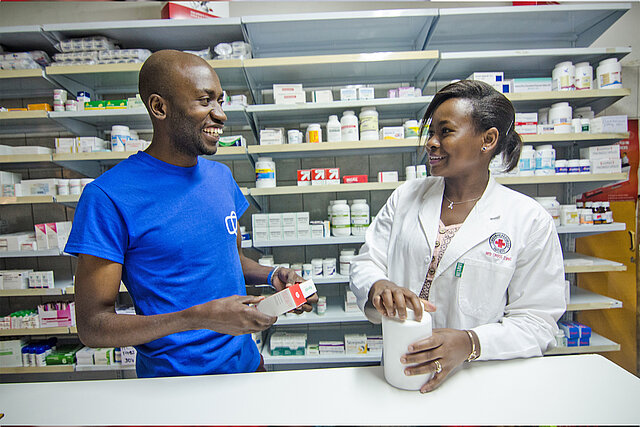 Mobile Klinik mit Medikamenten des Roten Kreuzes in Simbabwe