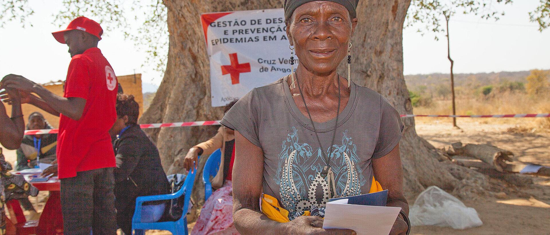 Frau erhält durch das Rote Kreuz Bargeldhilfe in Angola