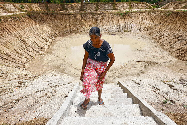 Rotkreuz-Hilfe in Sri Lanka Frau vor Lehmgrube