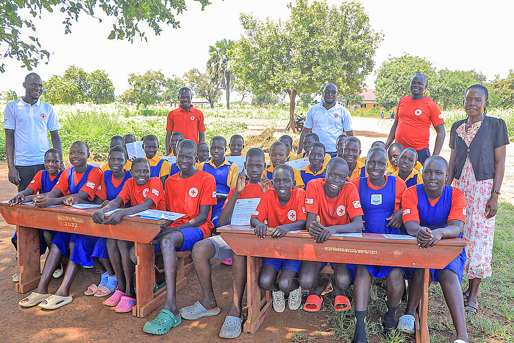 Rotkreuz-Gruppe in einer Schule in Uganda 