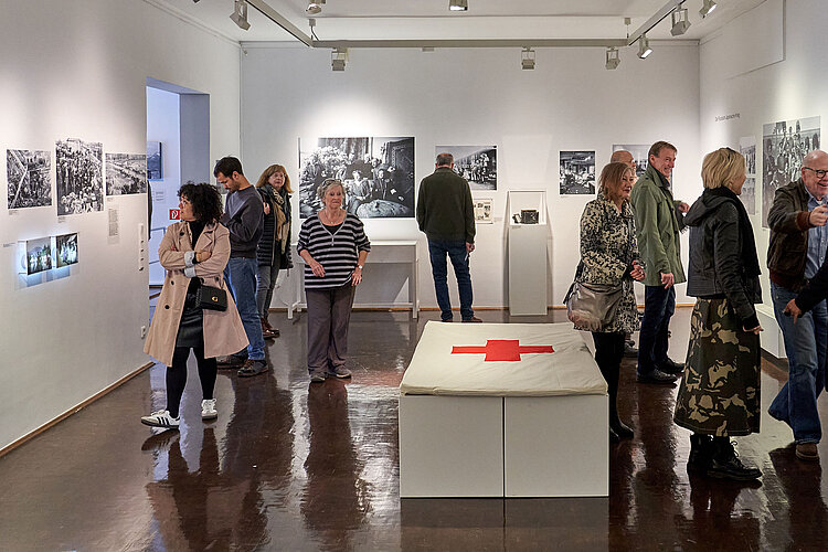 Blick in Ausstellungsraum mit Besuchern