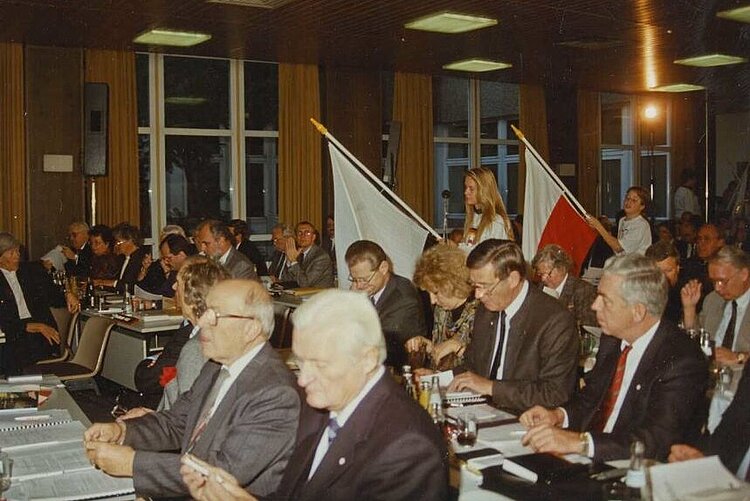 Vereinigung der beiden deutschen Rotkreuzgesellschaften auf der 40. Bundesversammlung des DRK am 9. November 1990 (Margitta Zimmermann / DRK)