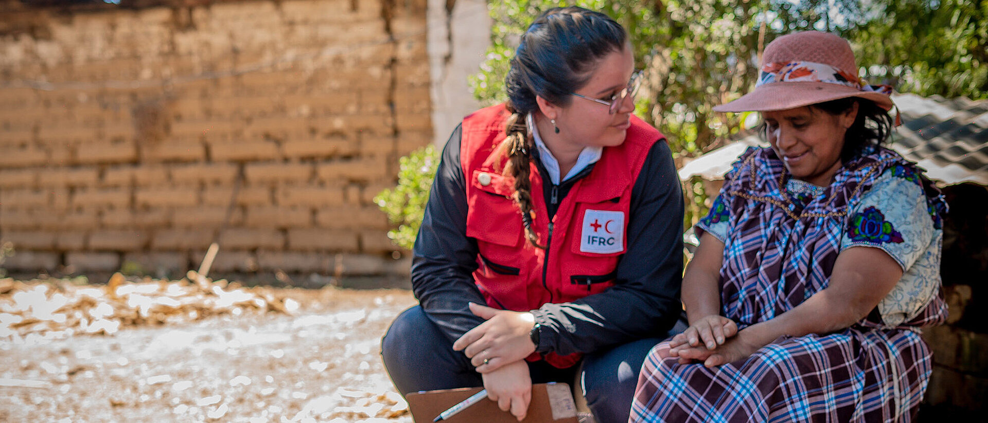 Rotkreuz-Hilfe in Guatemala Rotkreuzlerin spricht mit Seniorin