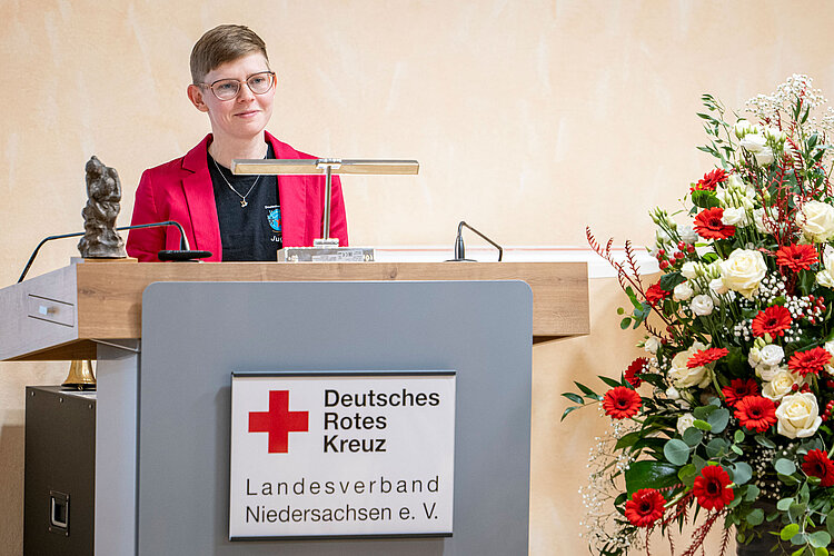 Frau am Podium