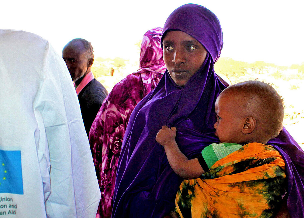 Somalische Mutter mit Kleinkind im Arm