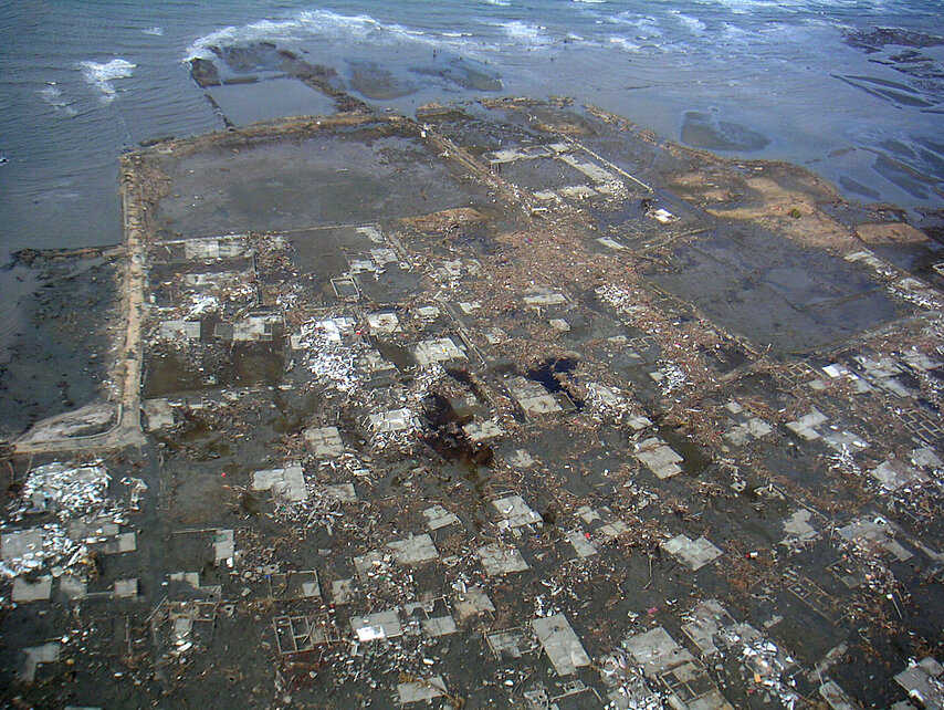 Zerstörungen durch das Seebeben und den Tsunami vom 26. Dezember 2004: von den Wassermassen zerstörtes Dorf am Meer in der Provinz Aceh, Insel Sumatra, Indonesien