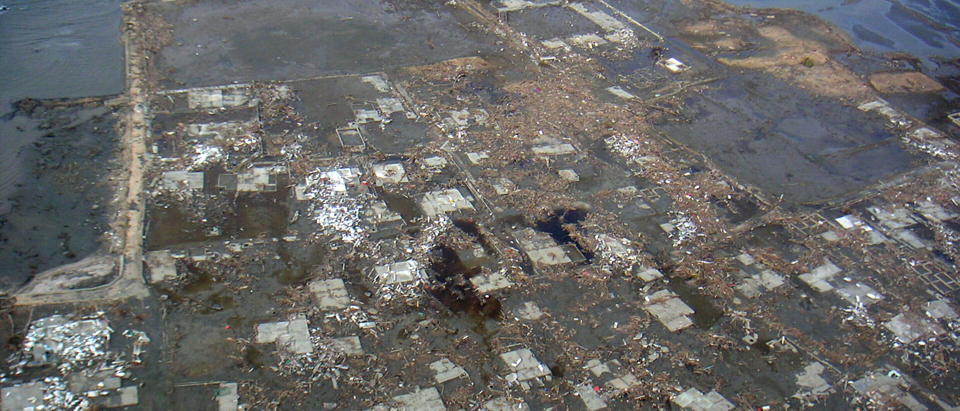 Zerstörungen durch das Seebeben und den Tsunami vom 26. Dezember 2004: von den Wassermassen zerstörtes Dorf am Meer in der Provinz Aceh, Insel Sumatra, Indonesien