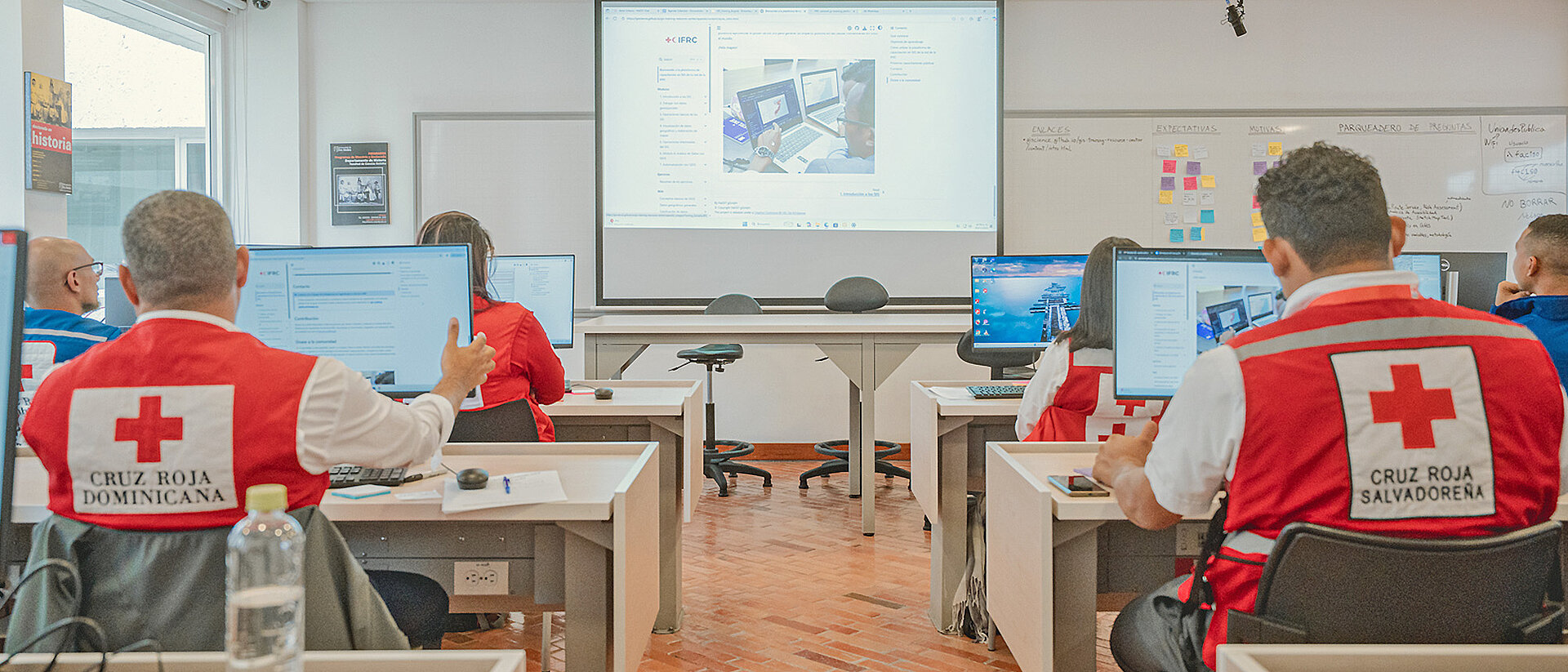 Digitalisierung im DRK Rotkreuz-Mitarbeiter im Bereich Geoinformation