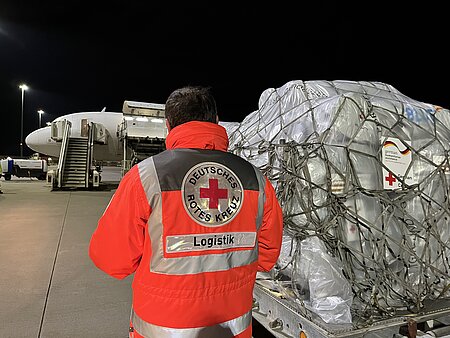 DRK-Logistiger auf dem Flughafen Leipzig/Halle beim Verladen von Hilfsgütern für die Zivilbevölkerung im Gazastreifen