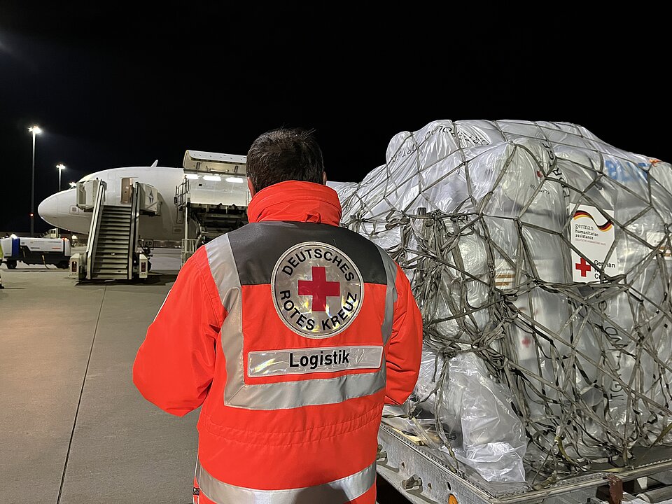 DRK-Logistiger auf dem Flughafen Leipzig/Halle beim Verladen von Hilfsgütern für die Zivilbevölkerung im Gazastreifen