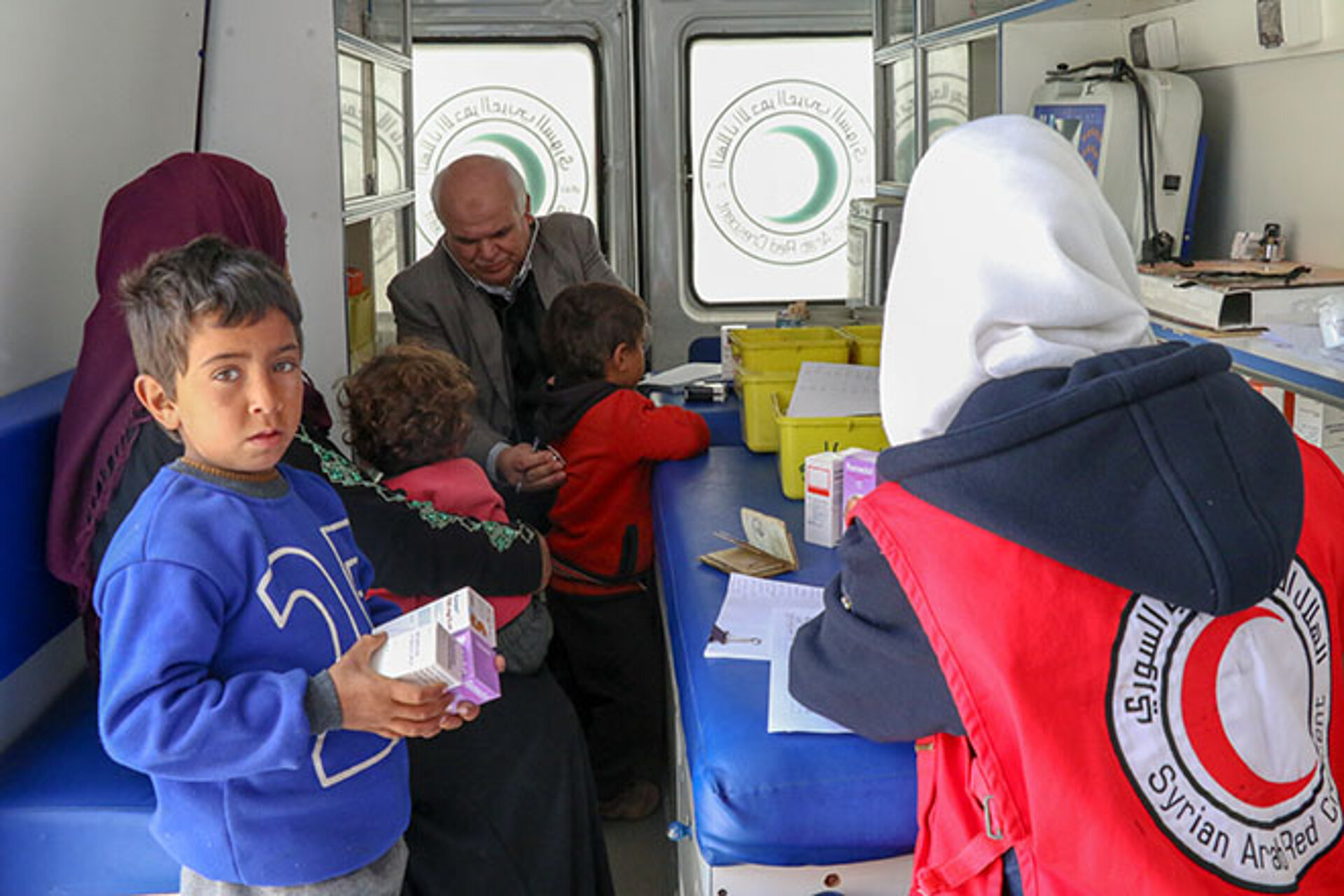 Foto: Patienten und SARC-Helfer in einer mobilen Klinik