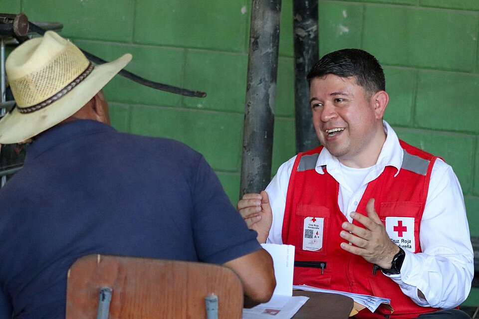 Mann und Rotkreuzhelfer im Gespräch in Honduras 