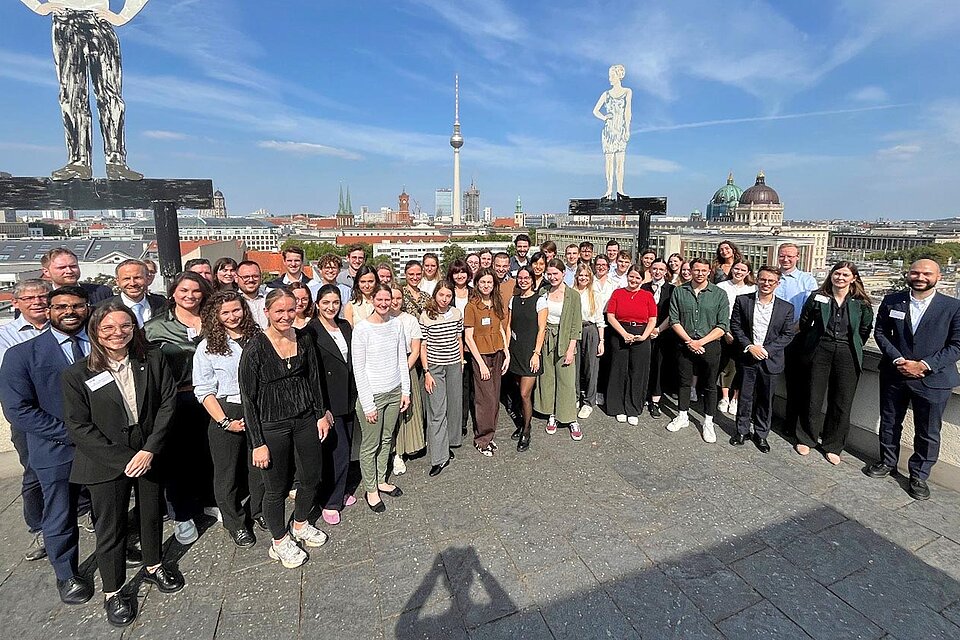 DRK-Sommerschule 2025 Gruppenfoto mit Fernsehturm im Hintergrund