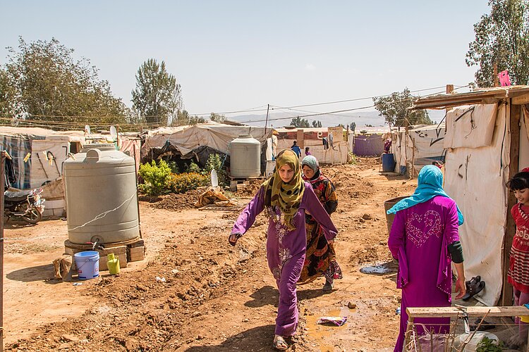 Flüchtlinge aus Syrien in Qob Elias (Kob Elias) in der Bekaa Ebene im Libanon. Flüchtlinge aus Syrien in Qob Elias (Kob Elias) in der Bekaa Ebene im Libanon. Provisorische Unterkünfte in einem Flüchtlingslager