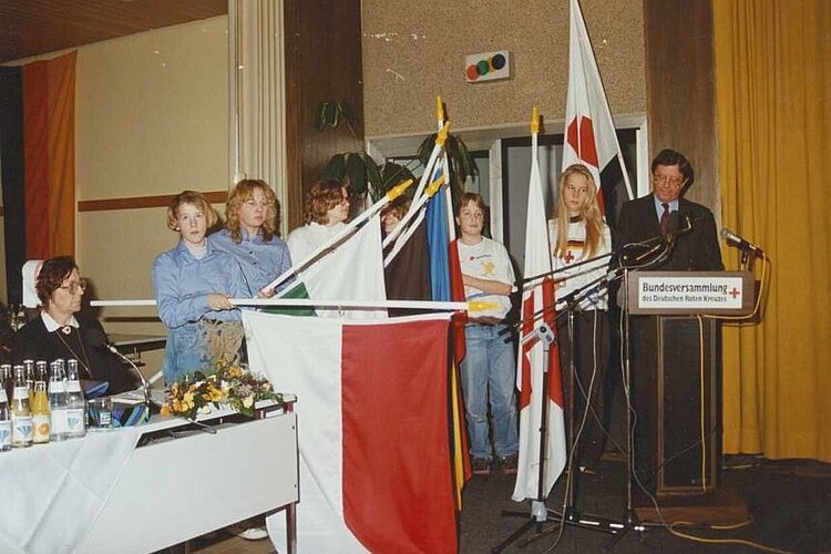 Vereinigung der beiden deutschen Rotkreuzgesellschaften auf der 40. Bundesversammlung des DRK am 9. November 1990 (Margitta Zimmermann / DRK)