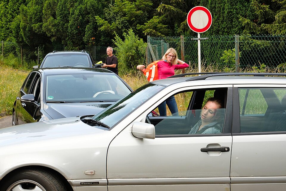 Verletzte Frau am Steuer eines Autos