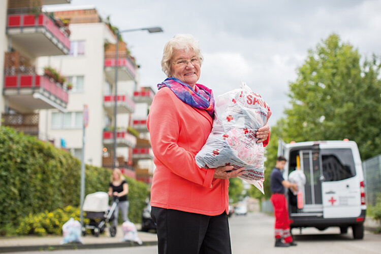 Kleiderkammer, Rotkreuz-Shop, Kleidercontainer, Hausnotruf, Menüservice, Symbolfotos