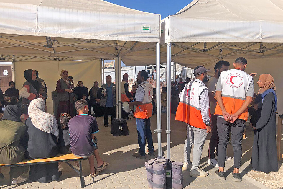 PRCS-Mitarbeiter unterstützen die Polio-Impfkampagne, die IKRK-Feldkrankenhaus in Rafah durchgeführt wirdCross Field Hospital in Rafah durchgeführt wird.