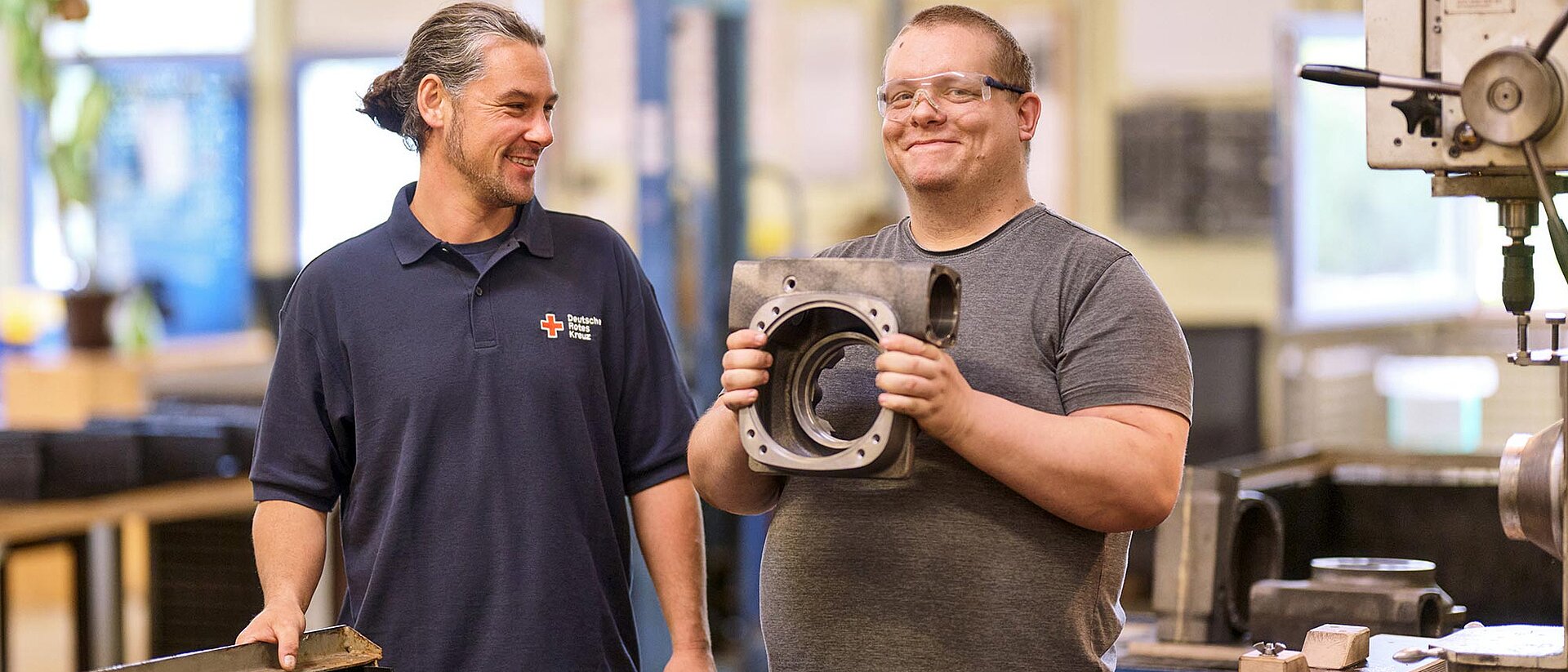 DRK-Werkstätten DRK-Fachpersonal und Mitarbeiter bei Arbeit an Maschinen
