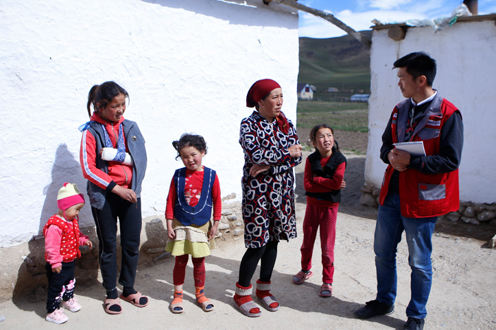 Rothalbmond-Helfer im Gespräch mit kirgisischer Familie